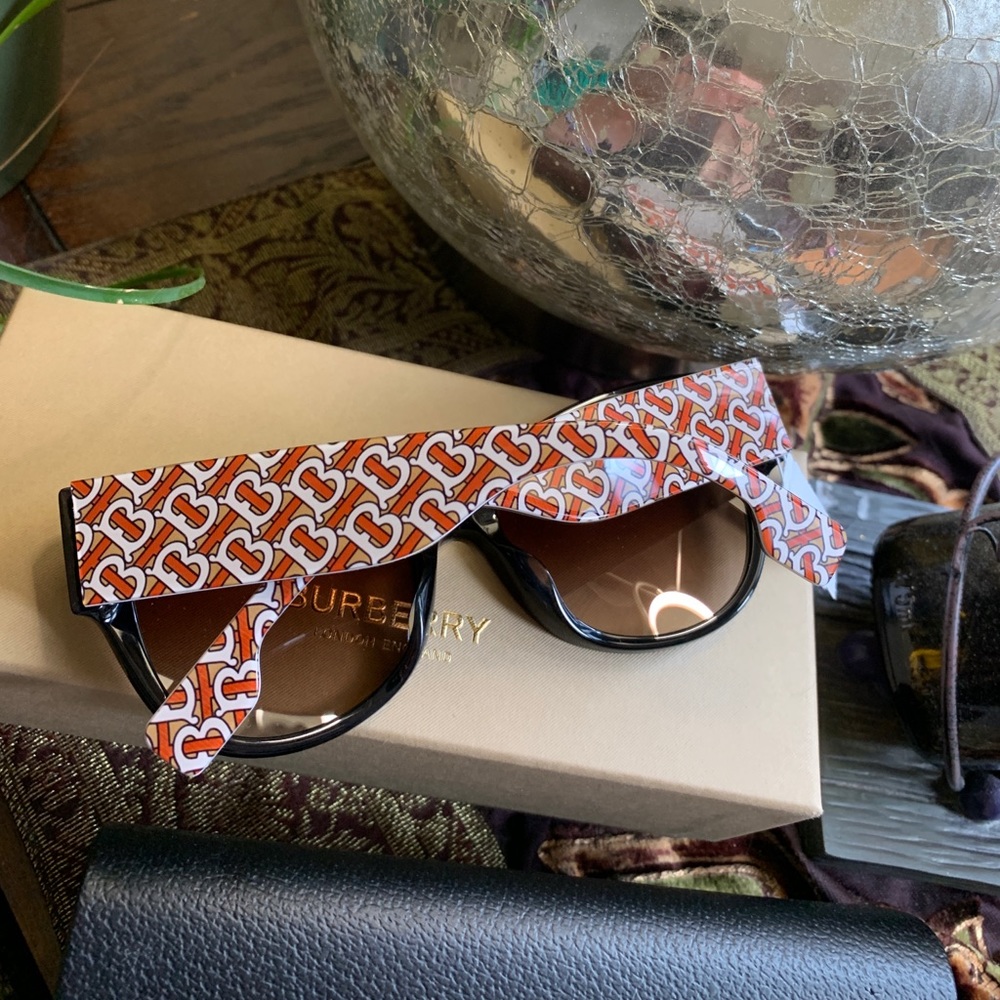 Authentic BURBERRY 54 Butterfly acetate sunglasses - Picture 2 of 15